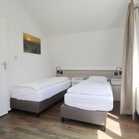 בית נופש In With Sunny Garden